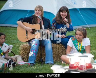 Il cantante Teresa Suber esegue come astronauta Cady Coleman si affaccia su durante la prima casa bianca Campout con cinquanta di quarto grado Girl Scouts come parte dell'Passiamo! Al di fuori di iniziativa sulla South Lawn della Casa Bianca Giugno 30, 2015 a Washington, DC. In aggiunta a campout le ragazze goduto di astronomia attività con gli scienziati e astronauta Cady Coleman. Foto Stock