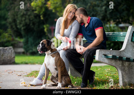 Piuttosto giovane famiglia con i cani Foto Stock