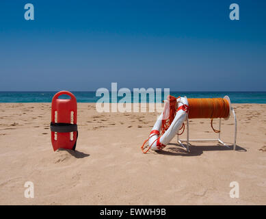 Attrezzatura di salvataggio in sabbia sulla spiaggia Foto Stock