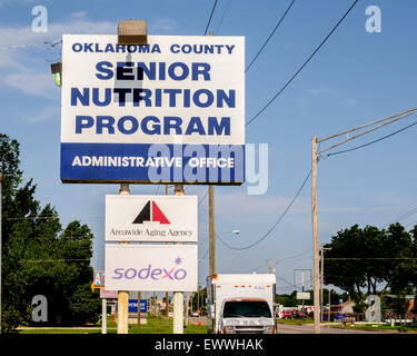 Un cartello pubblicitario per il programma Senior Nutrition della contea di Oklahoma a Oklahoma City, Oklahoma, USA, per gli anziani con insicurezza alimentare. Foto Stock
