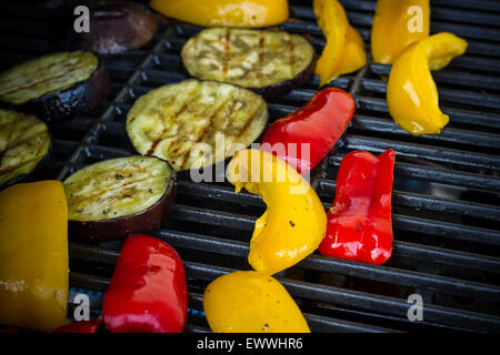 Peperoni rossi e gialli, fette di melanzane alla griglia, rack, soft focus Foto Stock