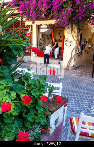Chania Cafe Street Crete taverna Grecia Bougainvillea fiori di strada Foto Stock