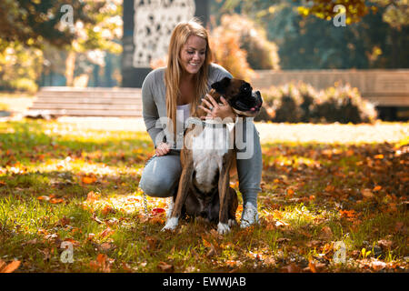 Le donne a giocare con il cane Foto Stock