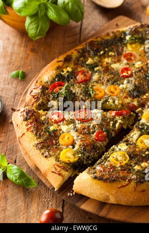 In casa Pesto alla griglia Pizza con cavolo e pomodori cimelio di famiglia Foto Stock