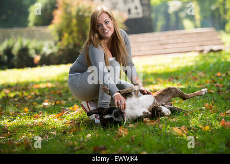 Le donne a giocare con il cane Foto Stock