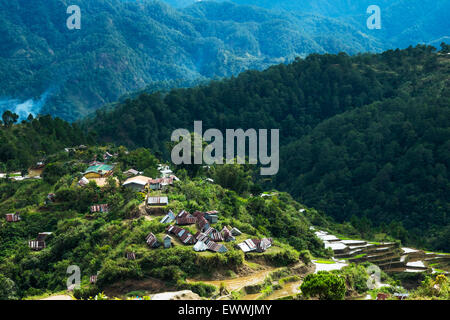 Case di villaggio vicino a terrazze di riso i campi. Incredibile abstract texture con sky colorato riflesso nell'acqua. Ifugao provincia. Banau Foto Stock
