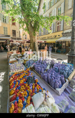 Mercato , luogo di Richelmi, lavanda, Negozio di souvenir , Aix en Provence, Bouche du Rhone, Francia Foto Stock