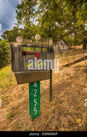 Arrugginita bristol mailbox su strada Foto Stock