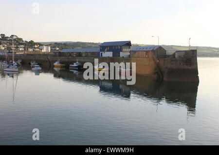 Mattina presto estate nel porto di penzance Foto Stock