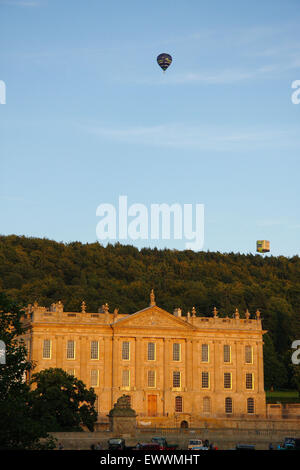 Una mongolfiera sale al di sopra di Chatsworth House durante la maestosa casa del paese in fiera il Peak District Derbyshire England Regno Unito Foto Stock