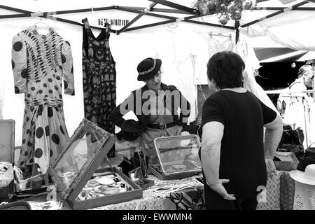 Mercato francese titolare di stallo vendita moda donna indossare al mercato di Annecy in francia - francese Foto Stock