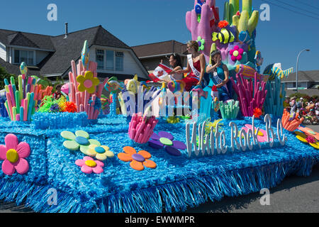 Vancouver, Canada. 1 Luglio, 2015. Divertimento per tutta la famiglia al settantesimo Steveston annuale Festival di salmone apporta famiglie provenienti da tutta la zona di Vancouver di Steveston. Questo avviene anche per essere il Canada giorno , della Columbia britannica in Canada il 1 luglio 2015 . Fotografo Frank Pali / Alamy Live News Foto Stock