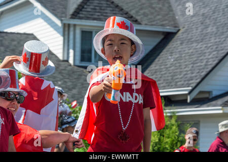 Vancouver, Canada. 1 Luglio, 2015. Ragazzi divertendosi al settantesimo Steveston annuale Festival di salmone apporta famiglie provenienti da tutta la zona di Vancouver di Steveston. Questo avviene anche per essere il Canada giorno , della Columbia britannica in Canada il 1 luglio 2015 . Fotografo Frank Pali Foto Stock