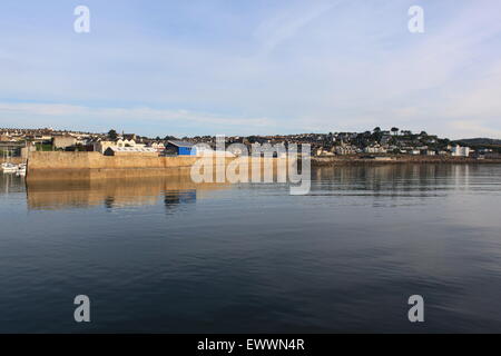 Mattina presto estate nel porto di penzance Foto Stock