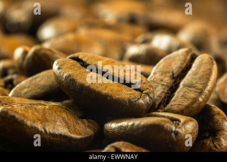 Dettaglio del mezzo caffè torrefatto in grani Foto Stock