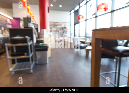 Al di fuori della messa a fuoco il colpo di interno di un coffee shop, nessun cliente in attesa Foto Stock