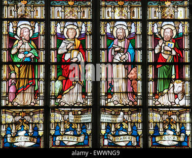 Le vetrate colorate raffiguranti i Quattro Evangelisti, San Matteo, San Giovanni, San Marco e San Luca Foto Stock