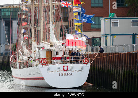 Belfast, Regno Unito. 1 luglio 2015 il polacco della nave il cui ISKRA era ormeggiata al Clarendon Dock a Belfast, l'alternatore ISKRA è stato uno dei 50 Tall navi che hanno preso parte alla Quattro giorni di Titanic Maritime Festiva Credito: Bonzo Alamy/Live News Foto Stock