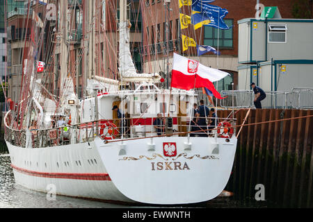 Belfast, Regno Unito. 1 luglio 2015 il polacco della nave il cui ISKRA era ormeggiata al Clarendon Dock a Belfast, l'alternatore Iskra è stato uno dei 50 Tall navi che hanno preso parte alla Quattro giorni di Titanic Festival marittimo Credito: Bonzo Alamy/Live News Foto Stock