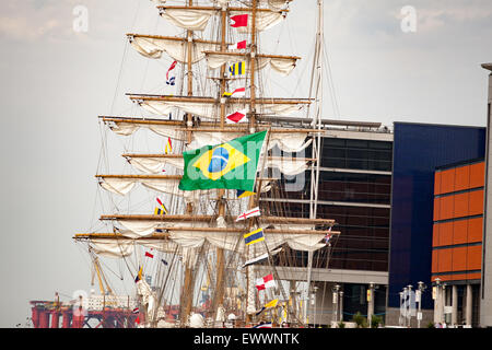 Belfast, Regno Unito. 1 luglio 2015 la bandiera brasiliana vola sulla nave del Cisne Branco che era uno dei 50 Tall navi che hanno preso parte alla Quattro giorni di Titanic Festival marittimo Bonzo Alamy/Live News Foto Stock