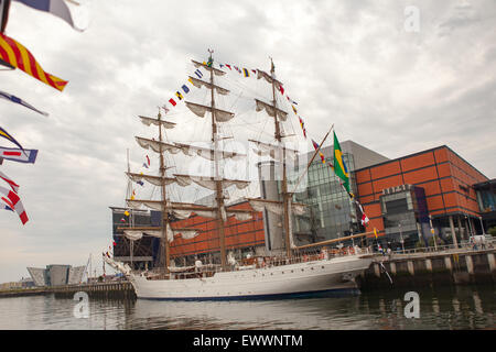 Belfast, Regno Unito. 1 luglio 2015 la bandiera brasiliana vola sulla nave del Cisne Branco che era uno dei 50 Tall navi che hanno preso parte alla Quattro giorni di Titanic Festival marittimo Credito: Bonzo Alamy/Live News Foto Stock