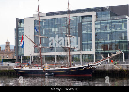 Belfast, Regno Unito. 1 Luglio 2015 alcuni dei previsti 50 Tall Ships è arrivato a Belfast per 4 giorno Titanic Festival marittimo Credito: Bonzo Alamy/Live News Foto Stock