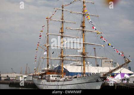 Belfast, Regno Unito. 1 luglio 2015 l'ecuadoriano nave della marina americana Guayas che era ormeggiata in Belfast Pollock Dock a Belfast durante i quattro giorni di Titanic Festival marittimo come parte di Tall navi in tutto il mondo le gare il Guayas è un brigantino a tre alberi styed nave. Essa è stata Bilbao, Spagna ed è chiamato dopo il fiume su cui l'ecuadoriano scuola navale è situato a. Credito: Bonzo Alamy/Live News Foto Stock