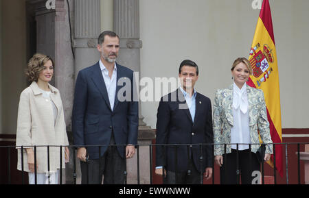 Zacatecas, Messico. 1 Luglio, 2015. (L-R) regina di Spagna Letizia, Re di Spagna Felipe VI, il presidente messicano Enrique Peña Nieto e sua moglie Angelica Rivera, pongono di fronte al Museo Viceregal di Guadalupe in Zacatecas città, capitale dello stato di Zacatecas, Messico, il 1 luglio 2015. Il re di Spagna, Felipe VI e la Regina Letizia, insieme con il presidente messicano Enrique Peña Nieto e sua moglie, la prima signora Angelica Rivera, ha visitato il Museo Viceregal di Guadalupe come parte del loro ultimo giorno in visita di stato in Messico. © Emmanuel Ortega/Xinhua/Alamy Live News Foto Stock