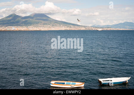 Vista del Monte Vesuvio, due barche da pesca e il golfo di Napoli da Mergellina Foto Stock