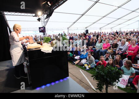 Il leggendario TV britannica Cook, Maria Berry dà una dimostrazione culinaria a Chatsworth Country Fair Peak District Derbyshire Inghilterra Foto Stock