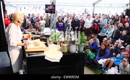 Il leggendario TV britannica Cook, Maria Berry dà una dimostrazione culinaria a Chatsworth Country Fair Peak District Derbyshire Inghilterra Foto Stock