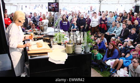 Il leggendario TV britannica Cook, Maria Berry dà una dimostrazione culinaria a Chatsworth Country Fair Peak District Derbyshire Inghilterra Foto Stock