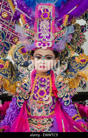 Un bambino a Jember colorato carnevale di moda in Jember, Indonesia Foto Stock