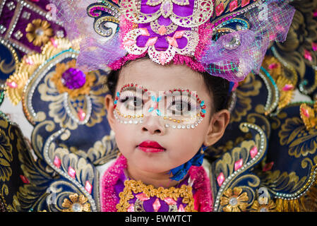 Un bambino a Jember colorato carnevale di moda in Jember, Indonesia Foto Stock