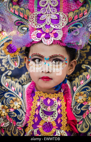 Un bambino a Jember colorato carnevale di moda in Jember, Indonesia Foto Stock