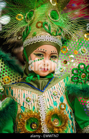 Un bambino a Jember colorato carnevale di moda in Jember, Indonesia Foto Stock