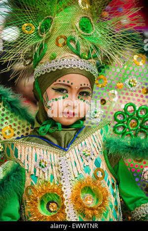 Un bambino a Jember colorato carnevale di moda in Jember, Indonesia Foto Stock