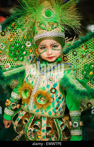 Un bambino a Jember colorato carnevale di moda in Jember, Indonesia Foto Stock