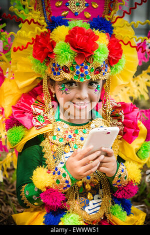 Un bambino a Jember colorato carnevale di moda in Jember, Indonesia Foto Stock