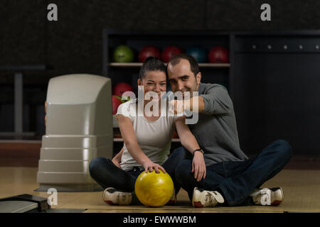 Matura in una pista da bowling Foto Stock