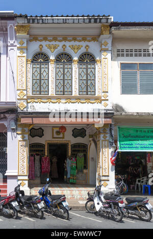 Ripristinato Sino architettura portoghese su Thalang Road nella vecchia città di Phuket, Tailandia Foto Stock