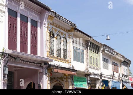 Ripristinato Sino architettura portoghese su Thalang Road nella vecchia città di Phuket, Tailandia Foto Stock