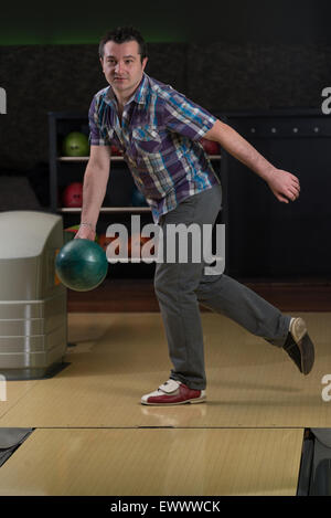 Giovane uomo Bowling Foto Stock