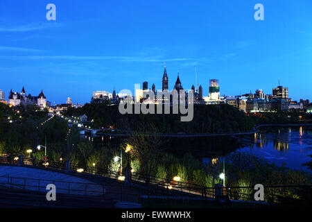 Vista del Canada il Parlamento dal fiume Ottawa Foto Stock