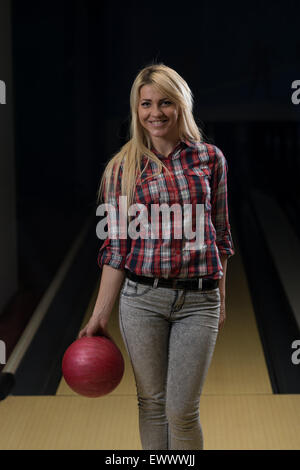 Giovani donne Bowling Foto Stock