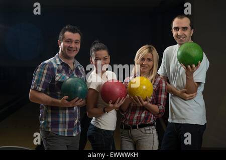 Amici Bowling insieme Foto Stock