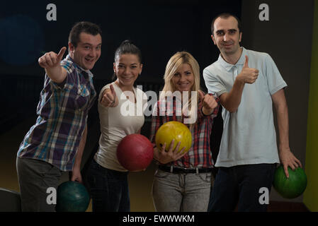 Amici Bowling insieme Foto Stock