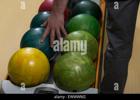 Uomo con una palla da bowling Foto Stock