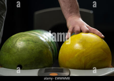 Uomo con una palla da bowling Foto Stock