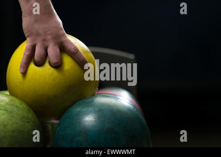 Uomo con una palla da bowling Foto Stock